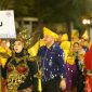 Delegasi Kota Palu tampil anggun dan mencolok dalam Karnaval Budaya Munas VII APEKSI 2025 di Surabaya, Jumat malam, 9 Mei 2025. Mengenakan busana adat khas Sulawesi Tengah, mereka membawa semangat kearifan lokal ke panggung nasional.