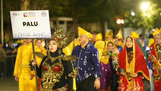 
 Delegasi Kota Palu tampil anggun dan mencolok dalam Karnaval Budaya Munas VII APEKSI 2025 di Surabaya, Jumat malam, 9 Mei 2025. Mengenakan busana adat khas Sulawesi Tengah, mereka membawa semangat kearifan lokal ke panggung nasional. Foto: Dok. Pemkot Palu 
