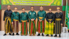 Gubernur Sulawesi Tengah Anwar Hafid (tengah) bersama jajaran pengurus Wilayah Kerukunan Keluarga Luwu Raya (PW KKLR) Sulawesi Tengah periode 2025–2030 usai prosesi pengukuhan di Aula MAN 2 Palu, Senin (12/5/2025). Mereka kompak mengenakan busana adat Luwu sebagai simbol penghormatan terhadap nilai budaya dan persaudaraan. Foto: Tim Media Gubernur Sulteng 
