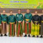 Gubernur Sulawesi Tengah Anwar Hafid (tengah) bersama jajaran pengurus Wilayah Kerukunan Keluarga Luwu Raya (PW KKLR) Sulawesi Tengah periode 2025–2030 usai prosesi pengukuhan di Aula MAN 2 Palu, Senin (12/5/2025). Mereka kompak mengenakan busana adat Luwu sebagai simbol penghormatan terhadap nilai budaya dan persaudaraan.