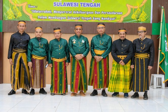 
 Gubernur Sulawesi Tengah Anwar Hafid (tengah) bersama jajaran pengurus Wilayah Kerukunan Keluarga Luwu Raya (PW KKLR) Sulawesi Tengah periode 2025–2030 usai prosesi pengukuhan di Aula MAN 2 Palu, Senin (12/5/2025). Mereka kompak mengenakan busana adat Luwu sebagai simbol penghormatan terhadap nilai budaya dan persaudaraan. Foto: Tim Media Gubernur Sulteng 