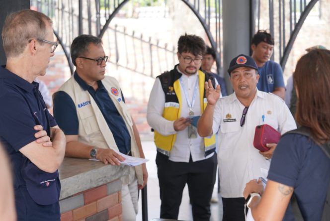 
 Kepala Pelaksana BPBD Kota Palu, Presly Tampubolon (kanan), memberikan penjelasan kepada delegasi Kedutaan Besar Swiss dan BNPB saat kunjungan lapangan ke kawasan Hunian Tetap (Huntap) Talise, Rabu, 14 Mei 2025. Kunjungan ini merupakan bagian dari evaluasi proyek rehabilitasi dan rekonstruksi pascabencana 2018 melalui pendekatan Cost Benefit Analysis (CBA). Foto: Pemkot Palu 