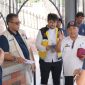 Kepala Pelaksana BPBD Kota Palu, Presly Tampubolon (kanan), memberikan penjelasan kepada delegasi Kedutaan Besar Swiss dan BNPB saat kunjungan lapangan ke kawasan Hunian Tetap (Huntap) Talise, Rabu, 14 Mei 2025. Kunjungan ini merupakan bagian dari evaluasi proyek rehabilitasi dan rekonstruksi pascabencana 2018 melalui pendekatan Cost Benefit Analysis (CBA).