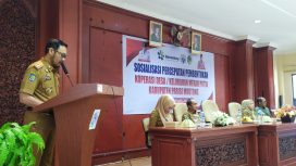 Sekretaris Daerah Kabupaten Parigi Moutong, Zulfinasran, menyampaikan sambutan saat membuka Sosialisasi Percepatan Pembentukan Koperasi Desa/Kelurahan Merah Putih di Aula Kantor Bupati, Senin (19/5/2025). Kegiatan ini bertujuan mendorong pembentukan 283 koperasi di seluruh desa dan kelurahan se-Parigi Moutong sebelum akhir Juni 2025. Foto: Diskominfo Parimo 