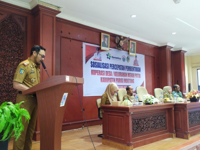 
 Sekretaris Daerah Kabupaten Parigi Moutong, Zulfinasran, menyampaikan sambutan saat membuka Sosialisasi Percepatan Pembentukan Koperasi Desa/Kelurahan Merah Putih di Aula Kantor Bupati, Senin (19/5/2025). Kegiatan ini bertujuan mendorong pembentukan 283 koperasi di seluruh desa dan kelurahan se-Parigi Moutong sebelum akhir Juni 2025. Foto: Diskominfo Parimo 