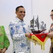 Gubernur Sulawesi Tengah, Anwar Hafid (tengah), menerima cendera mata berupa miniatur kapal dari Menteri Bappenas, Rachmat Pambudy (kanan), usai pertemuan membahas sinergi pembangunan daerah di Jakarta, Selasa, 6 Mei 2025. Foto: Dok. Media Partner Gubernur Sulteng 