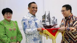 Gubernur Sulawesi Tengah, Anwar Hafid (tengah), menerima cendera mata berupa miniatur kapal dari Menteri Bappenas, Rachmat Pambudy (kanan), usai pertemuan membahas sinergi pembangunan daerah di Jakarta, Selasa, 6 Mei 2025. Foto: Dok. Media Partner Gubernur Sulteng 