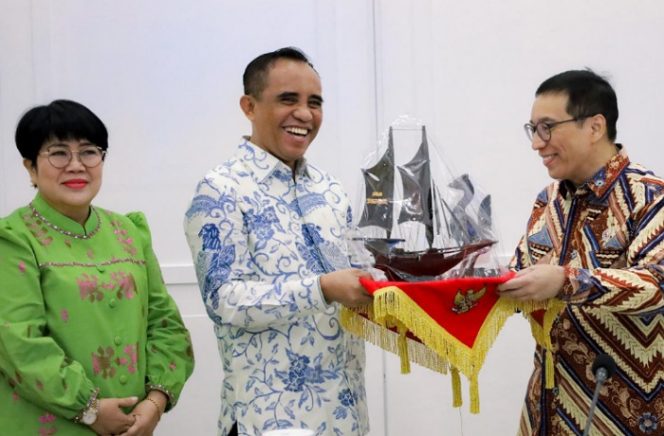 
 Gubernur Sulawesi Tengah, Anwar Hafid (tengah), menerima cendera mata berupa miniatur kapal dari Menteri Bappenas, Rachmat Pambudy (kanan), usai pertemuan membahas sinergi pembangunan daerah di Jakarta, Selasa, 6 Mei 2025. Foto: Dok. Media Partner Gubernur Sulteng 
