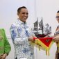 Gubernur Sulawesi Tengah, Anwar Hafid (tengah), menerima cendera mata berupa miniatur kapal dari Menteri Bappenas, Rachmat Pambudy (kanan), usai pertemuan membahas sinergi pembangunan daerah di Jakarta, Selasa, 6 Mei 2025. Foto: Dok. Media Partner Gubernur Sulteng 