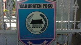 Lambang resmi Kabupaten Poso, Sulawesi Tengah, terpampang di gerbang kantor pemerintahan daerah. Filosofi 