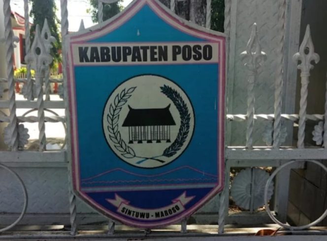 
 Lambang resmi Kabupaten Poso, Sulawesi Tengah, terpampang di gerbang kantor pemerintahan daerah. Filosofi 