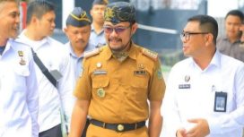 Sekretaris Daerah Kabupaten Parigi Moutong, Zulfinasran (tengah), bersama jajaran saat menghadiri prosesi pisah sambut Kepala Lapas Kelas III Parigi, Kamis, 6 Mei 2025. Pemerintah daerah menegaskan komitmen mendukung pembinaan yang humanis dan sinergi lintas sektor di lingkungan pemasyarakatan. Foto: Dok. Diskominfo Parimo 