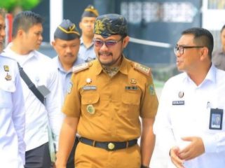 Sekretaris Daerah Kabupaten Parigi Moutong, Zulfinasran (tengah), bersama jajaran saat menghadiri prosesi pisah sambut Kepala Lapas Kelas III Parigi, Kamis, 6 Mei 2025. Pemerintah daerah menegaskan komitmen mendukung pembinaan yang humanis dan sinergi lintas sektor di lingkungan pemasyarakatan. Foto: Dok. Diskominfo Parimo 
