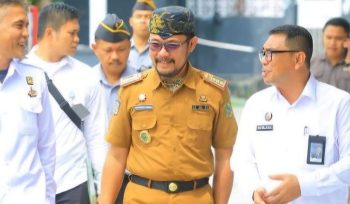 Sekretaris Daerah Kabupaten Parigi Moutong, Zulfinasran (tengah), bersama jajaran saat menghadiri prosesi pisah sambut Kepala Lapas Kelas III Parigi, Kamis, 6 Mei 2025. Pemerintah daerah menegaskan komitmen mendukung pembinaan yang humanis dan sinergi lintas sektor di lingkungan pemasyarakatan. Foto: Dok. Diskominfo Parimo 