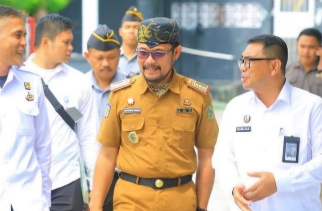 
 Sekretaris Daerah Kabupaten Parigi Moutong, Zulfinasran (tengah), bersama jajaran saat menghadiri prosesi pisah sambut Kepala Lapas Kelas III Parigi, Kamis, 6 Mei 2025. Pemerintah daerah menegaskan komitmen mendukung pembinaan yang humanis dan sinergi lintas sektor di lingkungan pemasyarakatan. Foto: Dok. Diskominfo Parimo 