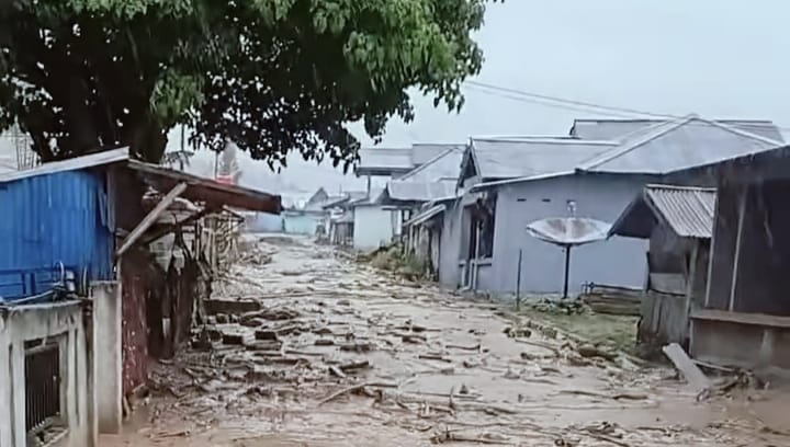 Banjir di Desa Wombo Kalonggo terjadi pada Selasa, 27 Mei 2025, sekitar pukul 15.30 WITA, akibat hujan deras yang menyebabkan sungai meluap.