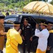 Gubernur Sulawesi Tengah, Anwar Hafid, tiba di Kabupaten Buol untuk menghadiri Rembuk Budaya Bokid Hadat. Kehadirannya disambut dengan upacara adat sebagai bentuk penghormatan terhadap tradisi lokal. Dalam prosesi ini, Gubernur diberikan pengenaan “songgo taud” oleh tokoh adat sebagai simbol gelar kehormatan “Tau Doka.” Foto: Tim Media Gubernur Sulteng