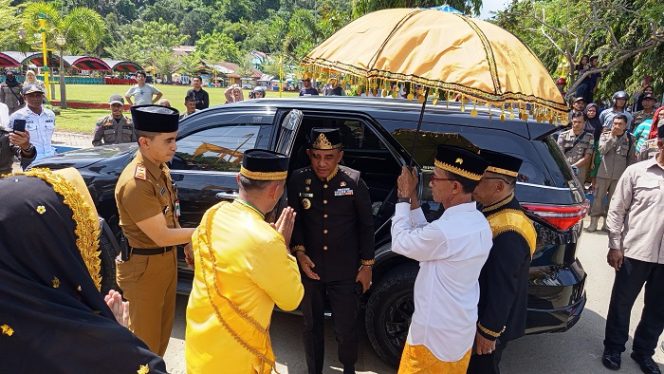 
 Gubernur Sulawesi Tengah, Anwar Hafid, tiba di Kabupaten Buol untuk menghadiri Rembuk Budaya Bokid Hadat. Kehadirannya disambut dengan upacara adat sebagai bentuk penghormatan terhadap tradisi lokal. Dalam prosesi ini, Gubernur diberikan pengenaan “songgo taud” oleh tokoh adat sebagai simbol gelar kehormatan “Tau Doka.” Foto: Tim Media Gubernur Sulteng