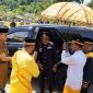 Gubernur Anwar Hafid, tiba di Kabupaten Buol untuk menghadiri Rembuk Budaya Bokid Hadat. Kehadirannya disambut dengan upacara adat sebagai bentuk penghormatan terhadap tradisi lokal. Dalam prosesi ini, Gubernur diberikan pengenaan “songgo taud” oleh tokoh adat sebagai simbol gelar kehormatan “Tau Doka.”