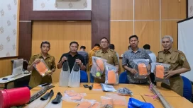 DKP Sulteng Serahkan Lima Tersangka Destruktif Fishing ke Kejaksaan. Foto: Istimewa