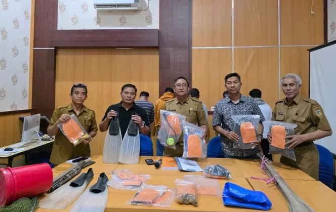 
 DKP Sulteng Serahkan Lima Tersangka Destruktif Fishing ke Kejaksaan. Foto: Istimewa