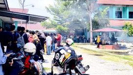 Ratusan mahasiswa dan dosen menggeruduk kampus, Selasa 17 Juni 2025. Mereka menuntut audit Rektor. Foto: Istimewa