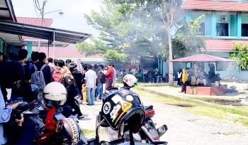 Ratusan mahasiswa dan dosen menggeruduk kampus, Selasa 17 Juni 2025. Mereka menuntut audit Rektor. Foto: Istimewa