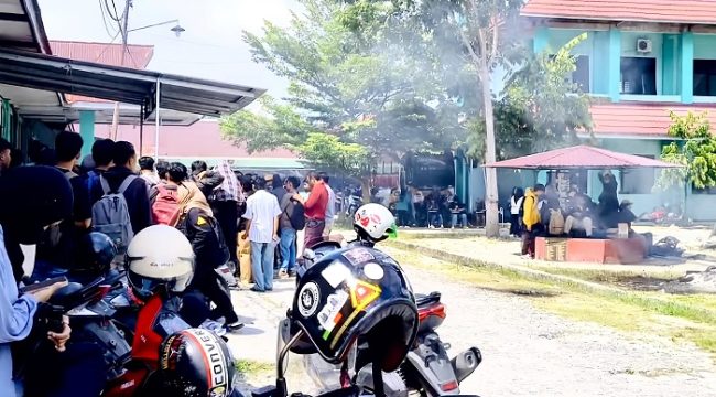 Ratusan mahasiswa dan dosen menggeruduk kampus, Selasa 17 Juni 2025. Mereka menuntut audit Rektor. Foto: Istimewa