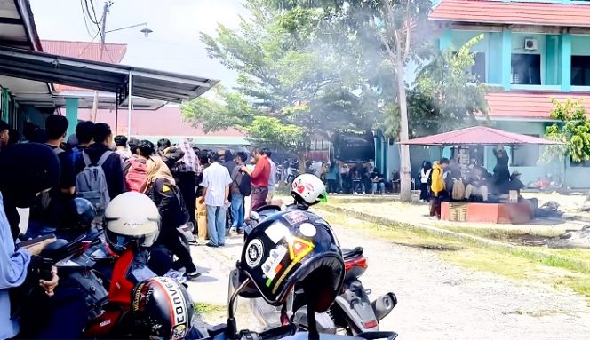 
 Ratusan mahasiswa dan dosen menggeruduk kampus, Selasa 17 Juni 2025. Mereka menuntut audit Rektor. Foto: Istimewa
