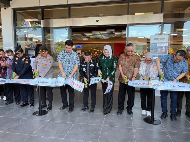 
 Wali Kota Palu, Hadianto Rasyid, bersama jajaran pejabat dan manajemen Living Plaza, melakukan pengguntingan pita sebagai tanda peresmian pusat perbelanjaan modern Living Plaza Palu, Kamis, 5 Juni 2025. Foto: Pemkot Palu