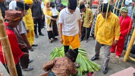Bupati Parigi Moutong, Erwin Burase, resmi tempati rumah dinas pada Sabtu 14 Juni 2024. Ia disambut dengan prosesi adat Kaili. Foto: Istimewa 