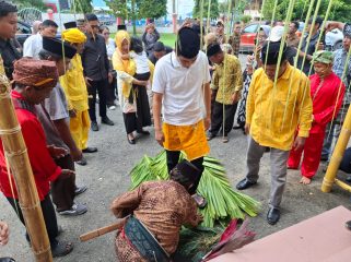 Bupati Parigi Moutong, Erwin Burase, resmi tempati rumah dinas pada Sabtu 14 Juni 2024. Ia disambut dengan prosesi adat Kaili. Foto: Istimewa 