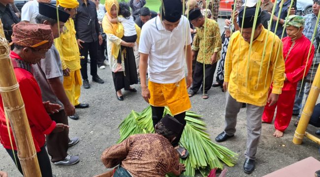 Bupati Parigi Moutong, Erwin Burase, resmi tempati rumah dinas pada Sabtu 14 Juni 2024. Ia disambut dengan prosesi adat Kaili. Foto: Istimewa 