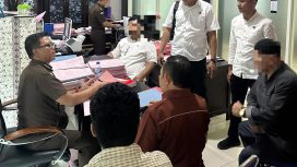 Dua tersangka kasus pencemaran nama baik mantan Bupati Buol, Amran Batalipu, resmi dilimpahkan ke Kejaksaan Negeri Palu. Foto: Istimewa 