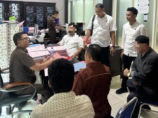 Dua tersangka kasus pencemaran nama baik mantan Bupati Buol, Amran Batalipu, resmi dilimpahkan ke Kejaksaan Negeri Palu. Foto: Istimewa 