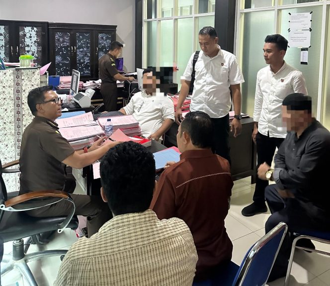 
 Dua tersangka kasus pencemaran nama baik mantan Bupati Buol, Amran Batalipu, resmi dilimpahkan ke Kejaksaan Negeri Palu. Foto: Istimewa 