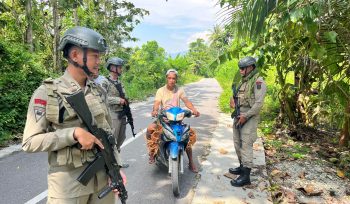 Satuan Tugas III Preventif Operasi Madago Raya mengintensifkan razia kendaraan di sejumlah titik strategis di Poso, Sulawesi Tengah, Sabtu, 21 Juni 2025. Foto: Istimewa 
