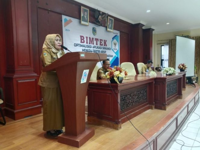 
 Asisten III Setda Parigi Moutong, Yusnaeni, menyampaikan sambutan saat membuka kegiatan Bimbingan Teknis (Bimtek) Optimalisasi Aplikasi Srikandi di ruang rapat lantai II Kantor Bupati, Senin 23 Juni 2025. Foto: Diskominfo Parimo 