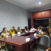 Pegawai Pemerintah Kabupaten Parigi Moutong mengikuti rapat koordinasi virtual pengendalian inflasi daerah dari Ruang Rapat Bupati, Senin, 23 Juni 2025. Rapat ini membahas strategi menghadapi lonjakan harga menjelang libur sekolah. Foto: Diskominfo Parimo 