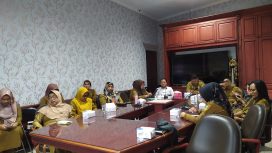 Pegawai Pemerintah Kabupaten Parigi Moutong mengikuti rapat koordinasi virtual pengendalian inflasi daerah dari Ruang Rapat Bupati, Senin, 23 Juni 2025. Rapat ini membahas strategi menghadapi lonjakan harga menjelang libur sekolah. Foto: Diskominfo Parimo 