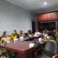 Pegawai Pemerintah Kabupaten Parigi Moutong mengikuti rapat koordinasi virtual pengendalian inflasi daerah dari Ruang Rapat Bupati, Senin, 23 Juni 2025. Rapat ini membahas strategi menghadapi lonjakan harga menjelang libur sekolah