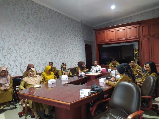 
 Pegawai Pemerintah Kabupaten Parigi Moutong mengikuti rapat koordinasi virtual pengendalian inflasi daerah dari Ruang Rapat Bupati, Senin, 23 Juni 2025. Rapat ini membahas strategi menghadapi lonjakan harga menjelang libur sekolah. Foto: Diskominfo Parimo 