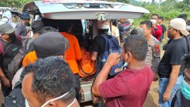 Petugas SAR bersama aparat kepolisian dan warga mengevakuasi jenazah korban tanah longsor Tirtanagaya Parigi Moutong ke dalam mobil ambulans, Senin, 23 Juni 2025. Proses evakuasi berlangsung di tengah kerumunan warga yang turut membantu di lokasi bencana. Foto: Tim SAR