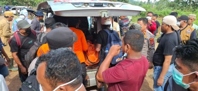 
 Petugas SAR bersama aparat kepolisian dan warga mengevakuasi jenazah korban tanah longsor Tirtanagaya Parigi Moutong ke dalam mobil ambulans, Senin, 23 Juni 2025. Proses evakuasi berlangsung di tengah kerumunan warga yang turut membantu di lokasi bencana. Foto: Tim SAR