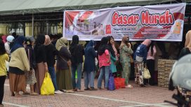 Warga mengantre di stan Pasar Murah yang digelar Mapolresta Palu dalam rangka Hari Bhayangkara ke-79, Rabu, 25 Juni 2025. Foto: Pemkot Palu 