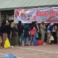 Warga mengantre di stan Pasar Murah yang digelar Mapolresta Palu dalam rangka Hari Bhayangkara ke-79, Rabu, 25 Juni 2025.