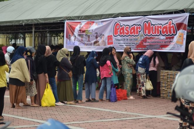
 Warga mengantre di stan Pasar Murah yang digelar Mapolresta Palu dalam rangka Hari Bhayangkara ke-79, Rabu, 25 Juni 2025. Foto: Pemkot Palu 
