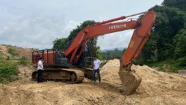Petugas memeriksa salah satu ekskavator yang disita dari lokasi tambang emas ilegal di Kayuboko, Parigi Barat, Sulawesi Tengah. Foto: Istimewa 