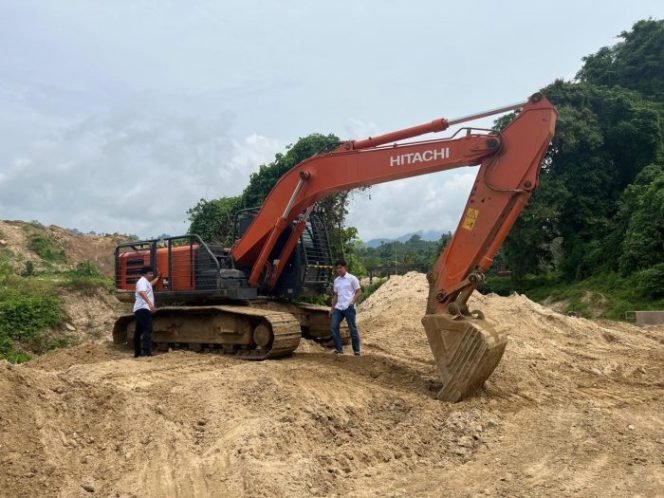 
 Petugas memeriksa salah satu ekskavator yang disita dari lokasi tambang emas ilegal di Kayuboko, Parigi Barat, Sulawesi Tengah. Foto: Istimewa 