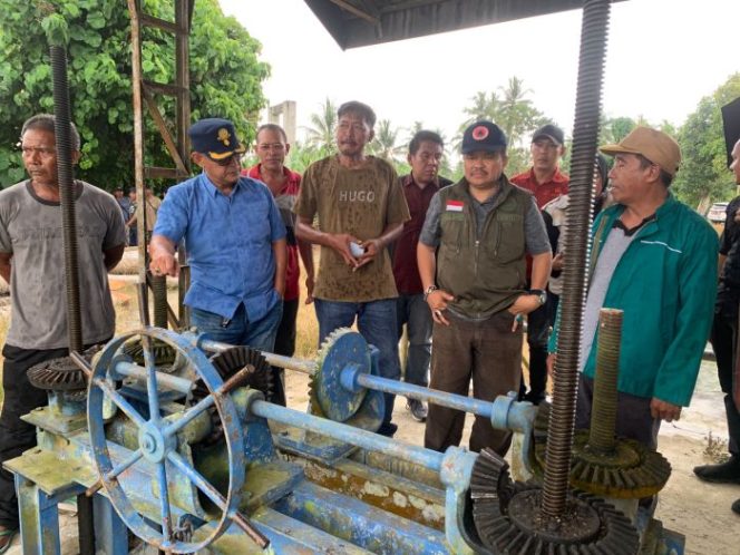
 Wakil Bupati Parigi Moutong Abdul Sahid meninjau lokasi banjir yang merendam lahan pertanian warga di Desa Balinggi Jati dan sekitarnya, Minggu 29 Juni 2025. Foto: Diskominfo Parimo 